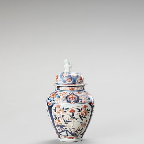 AN IMARI PORCELAIN VASE AND COVER 伊万里陶瓷花瓶及盖
日本，江户时代 (1615-1868)

呈柱状，盖上有狮子头 ，用釉下&hellip;