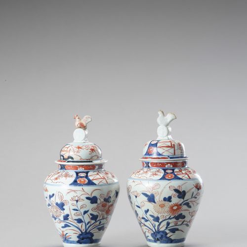 A PAIR OF IMARI PORCELAIN VASES AND COVERS 一对伊万里陶瓷花瓶和盖子
日本，江户时代 (1615-1868)

每个都&hellip;