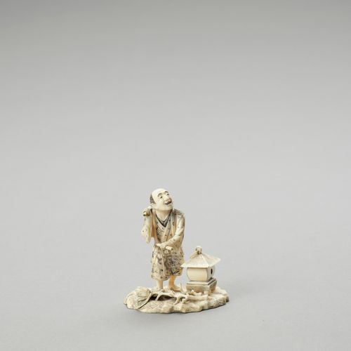 AN IVORY OKIMONO OF A TEMPLE DRUMMER OKIMONO EINES TEMPELTROMMELERS aus Elfenbei&hellip;