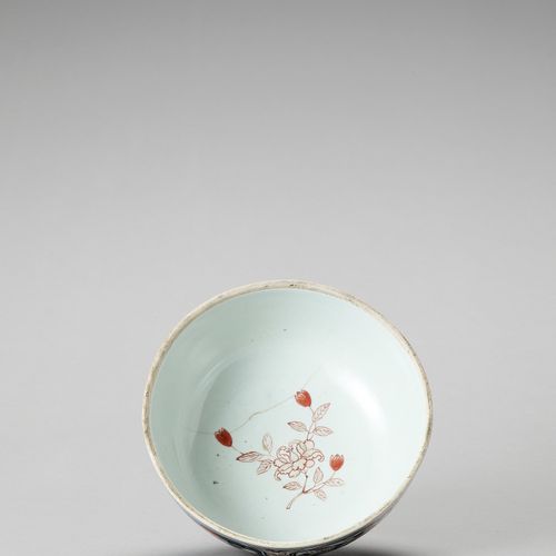 AN IMARI PORCELAIN BOX WITH COVER 
日本江户时代 (1615-1868)

形状深长，用典型的釉下蓝、铁红和金彩绘花瓶和花卉图&hellip;