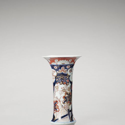 AN IMARI PORCELAIN BEAKER VASE 
日本江户时代(1615-1868)

釉下蓝、釉下铁红和金色装饰的传统伊万里风格的花卉储备。

&hellip;