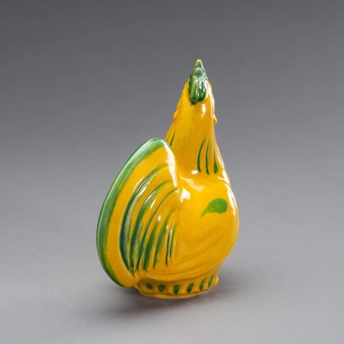 A YELLOW AND GREEN GLAZED CERAMIC OKIMONO OF A ROOSTER 黄色和绿色釉面的陶瓷鸡冠花

日本，大正(1912&hellip;