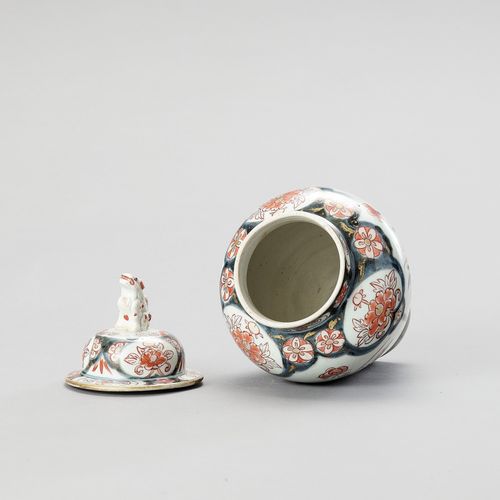 AN IMARI PORCELAIN VASE AND COVER 伊万里陶瓷花瓶及盖
日本，江户时代 (1615-1868)

呈柱状，盖上有狮子头 ，用釉下&hellip;