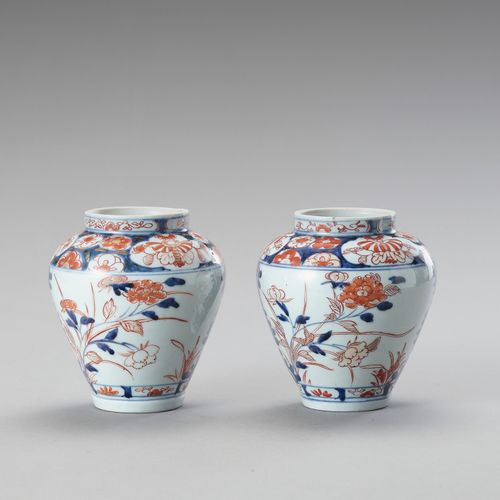 A pair of Imari porcelain vases 一对伊万里瓷瓶
日本，江户时代 (1615-1868)

每个都是柱状的，用釉下蓝和釉下铁红及金&hellip;