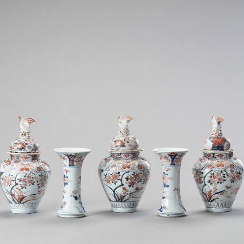 AN IMARI PORCELAIN FIVE-PIECE GARNITURE 
日本江户时代（1615-1868）

包括三个带公鸡顶饰的阳台花瓶和盖子，以及&hellip;