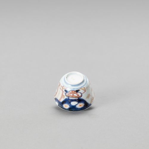 A SMALL IMARI PORCELAIN CUP PETITE COUPE EN PORCELAINE IMARIJapon
, période Edo &hellip;