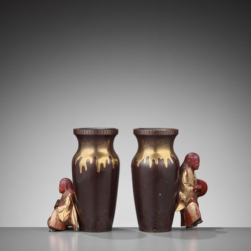 A FINE PAIR OF LACQUER VASES WITH SHOJO AND SAKE JARS PAIRE DE VASES LACQUÉS AVE&hellip;