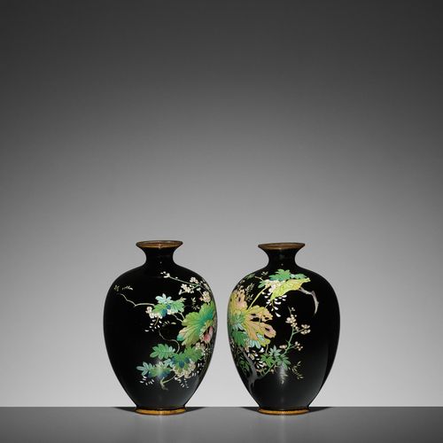 A PAIR OF SMALL CLOISONNÉ VASES 一对小型CLOISONNÉ花瓶
日本，明治时期（1868-1912年）

两个花瓶都有卵圆形的形&hellip;