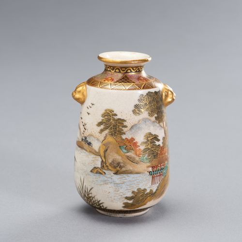 A FINE SATSUMA EARTHENWARE VASE WITH LANDSCAPE 一件精美的Satsuma陶器花瓶，带有风景，
日本，明治时期（18&hellip;
