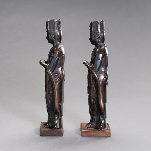A PAIR OF JAPANESE BRONZE FIGURES DEPICTING KANNON A PAIR OF JAPANESE BRONZE FIG&hellip;