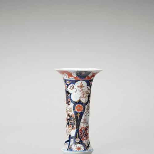 AN IMARI PORCELAIN BEAKER VASE 
日本江户时代(1615-1868)

釉下蓝、釉下铁红和金色装饰的传统伊万里风格的花卉储备。

&hellip;