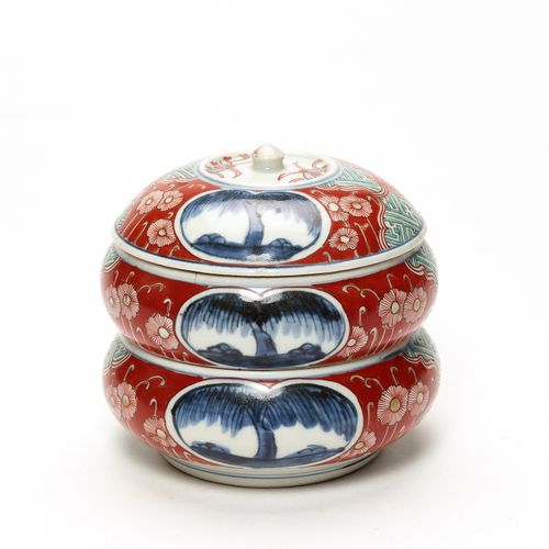 A FINELY PAINTED IMARI THREE-CASE BOX WITH COVER UNE BOÎTE À TROIS COUPELLES AVE&hellip;