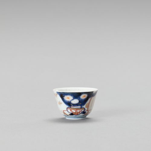 A SMALL IMARI PORCELAIN CUP 小型伊万里陶瓷杯
日本，江户时代 (1615-1868)

小杯用釉下蓝和釉下铁红及金装饰了传统伊万里风&hellip;