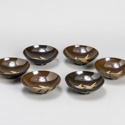 A SET OF LACQUERED LIDDED TEABOWLS, MEIJI/TAISHO 明治/太祖
日本，大正/昭和时期

这套茶碗由六个带盖的漆茶碗&hellip;