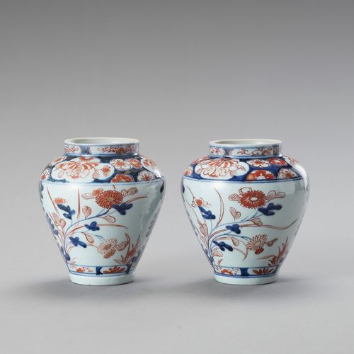 A pair of Imari porcelain vases 一对伊万里瓷瓶
日本，江户时代 (1615-1868)

每个都是柱状的，用釉下蓝和釉下铁红及金&hellip;