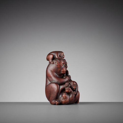 A WOOD OKIMONO OF A MONKEY WITH FOUR YOUNG 
日本明治时期(1868-1912)

精心雕琢的猴子，一手拿着桃子，周围&hellip;