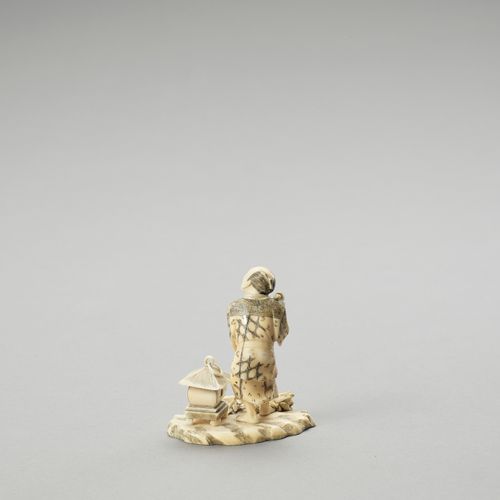 AN IVORY OKIMONO OF A TEMPLE DRUMMER 寺庙鼓手的象牙OKIMONO

日本，明治时期（1868-1912）

站在自然雕刻的&hellip;