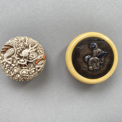 A GROUP OF TWO IVORY AND SHIBUICHI KAGAMIBUTA NETSUKE 一组两件象牙和石制的神武塔网罩
日本，19世纪末

&hellip;