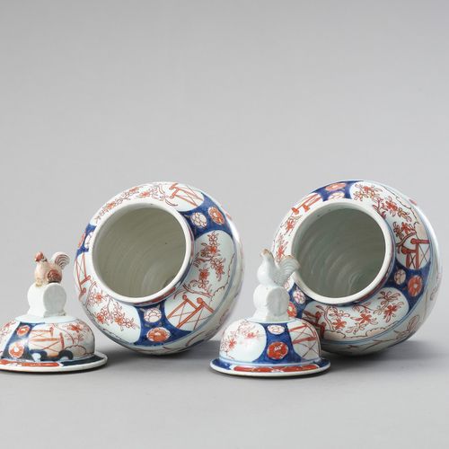 A PAIR OF IMARI PORCELAIN VASES AND COVERS 一对伊万里陶瓷花瓶和盖子
日本，江户时代 (1615-1868)

每个都&hellip;
