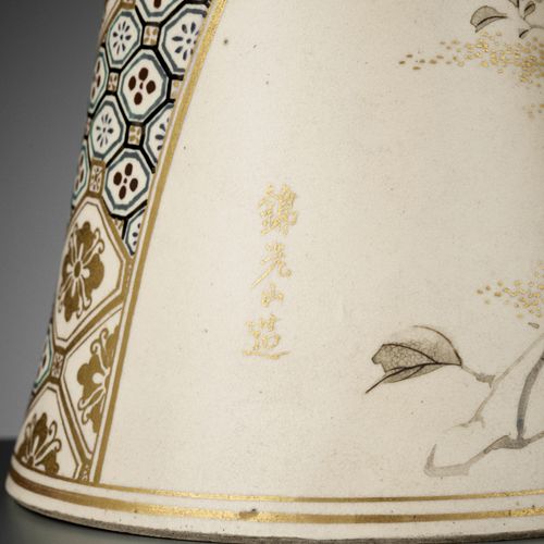 KINKOZAN: A LARGE PAIR OF SATSUMA EARTHENWARE CONICAL VASES KINKOZAN:一对巨大的SATSUM&hellip;