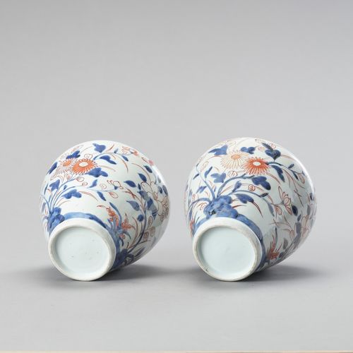 A PAIR OF IMARI PORCELAIN VASES AND COVERS PAR DE JARRAS Y TAPAS DE PORCELANA IM&hellip;