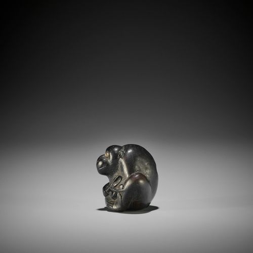 A TSU SCHOOL EBONY WOOD NETSUKE OF A MONKEY 一件津门乌木网罩的猴子

日本，津市，19世纪初，江户时代（1615-1&hellip;