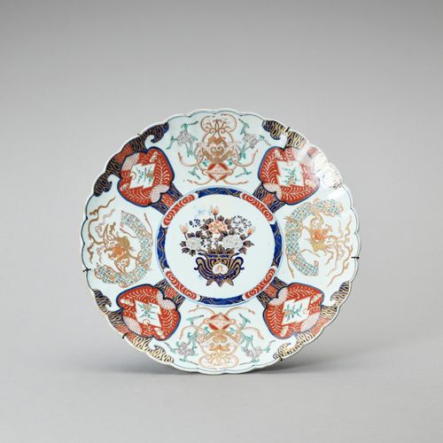 AN IMARI PORCELAIN CHARGER 一个伊万里陶瓷充电器
日本，19世纪，江户时代（1615-1868）

这个大的充电器有一个浅裂的边缘，用&hellip;