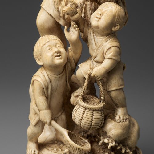 TOGA: A LARGE TOKYO SCHOOL IVORY OKIMONO OF A FISHERMAN AND THREE BOYS 托加。一件大型的东&hellip;