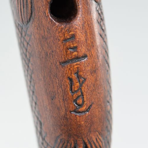 A LARGE WOOD FISH NETSUKE 大型木制鱼网袜
日本，19世纪

描绘了一条游泳的鱼，鱼鳞和鱼鳍都雕刻得很精细，眼睛是用黄色和红色的角
镶嵌&hellip;