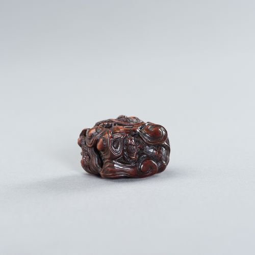 A FINE WOOD SQUARE MANJU NETSUKE WITH DRAGON 
日本，19世纪

描绘了一条盘绕的龙在许多波浪中抓着一颗神奇的珍珠。&hellip;