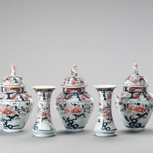 AN IMARI PORCELAIN FIVE-PIECE GARNITURE 
日本江户时代（1615-1868）
伊万里陶瓷五件套


包括三个带狮子顶饰 &hellip;