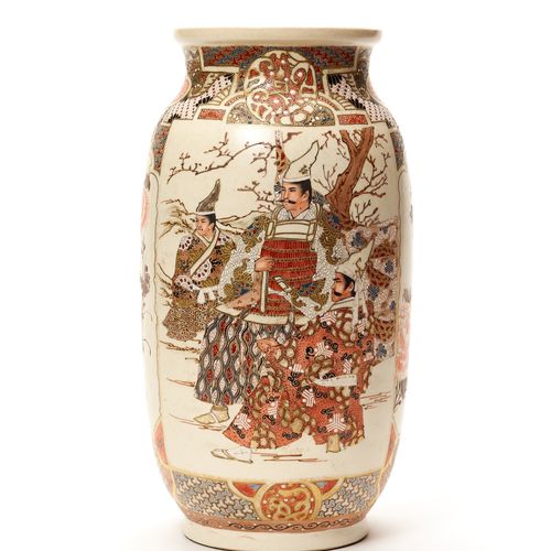 A LARGE SATSUMA CERAMIC VASE WITH SAMURAI WARRIORS 大型萨摩陶瓷花瓶，刻有武士
的图案。日本，明治/大正时期
&hellip;