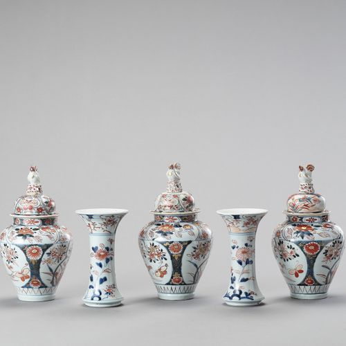 AN IMARI PORCELAIN FIVE-PIECE GARNITURE 
日本江户时代（1615-1868）

包括三个带公鸡顶饰的阳台花瓶和盖子，以及&hellip;