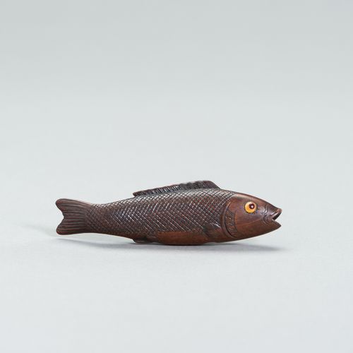A LARGE WOOD FISH NETSUKE A LARGE WOOD FISH NETSUKEJapan
,19. Jahrhundert

Darst&hellip;