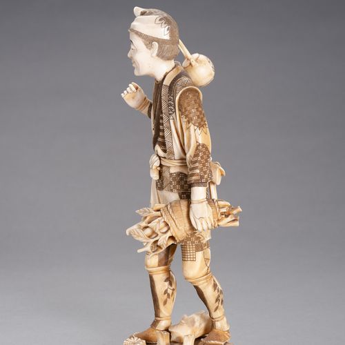 AN IVORY AND BONE OKIMONO OF A WOOD GATHERER 
日本，明治时期（1868-1912年）

雕刻成独立的碎片，用象牙针&hellip;