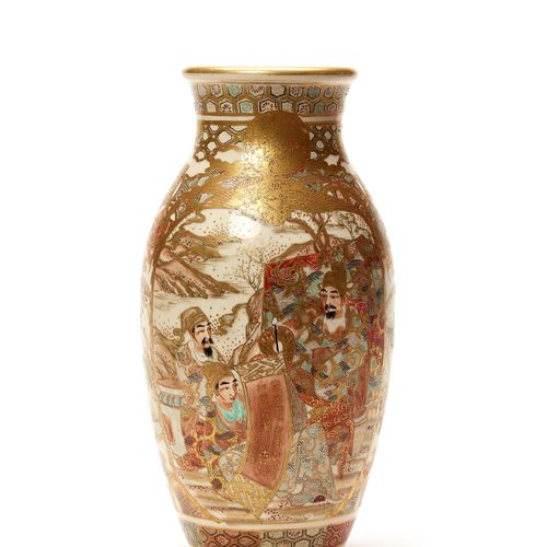 A SATSUMA CERAMIC VASE WITH SCHOLARS JARRO DE CERÁMICA SATSUMA CON ESCUELASJapón&hellip;