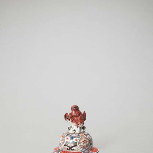 A LARGE IMARI PORCELAIN BALUSTER VASE AND COVER 
日本江户时代(1615-1868)

盖子上有狮子狗 ，底座上&hellip;