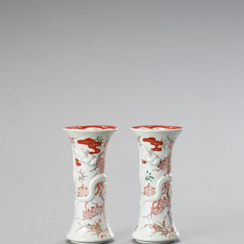 A PAIR OF IMARI PORCELAIN BEAKER VASES 
日本明治时期(1868-1912)

两只花瓶都有浮雕的龙盘绕着，地面上画着户外&hellip;
