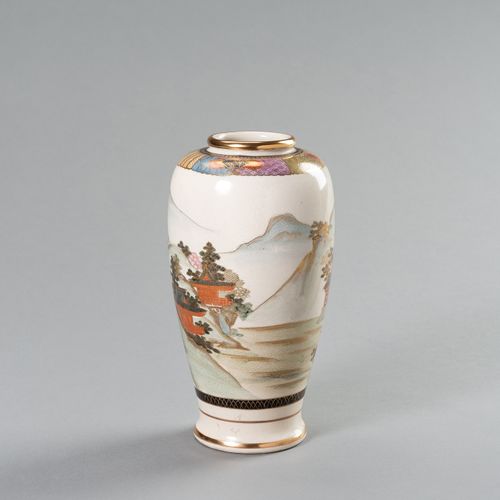 TWO SATSUMA CERAMIC VASES 两个SATSUMA CERAMIC VASES
日本，明治时期（1868-1912）

每个都是用明亮的珐琅&hellip;