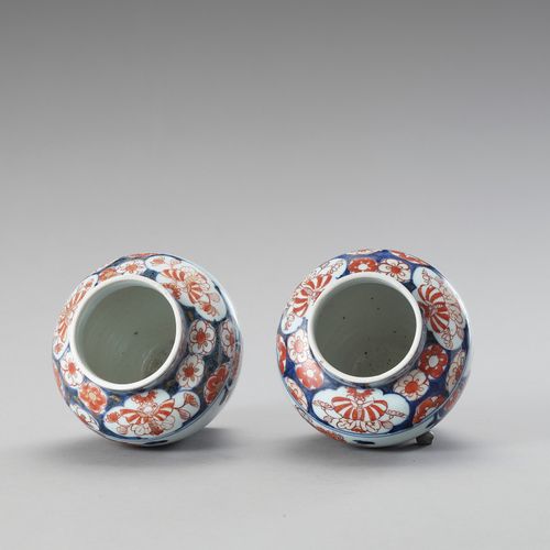 A pair of Imari porcelain vases 一对伊万里瓷瓶
日本，江户时代 (1615-1868)

每个都是柱状的，用釉下蓝和釉下铁红及金&hellip;