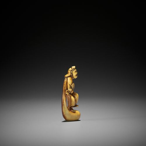 AN IVORY NETSUKE OF AN ACTOR IN THE ROLE OF HOTEI NETSUKE DE MARFIL DE UN ACTOR &hellip;