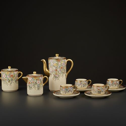 11-PART SIGNED SATSUMA TEA SET 11件签名的Satsuma茶具
日本，明治时期（1868-1912）

，签名为Nikko，底部有&hellip;