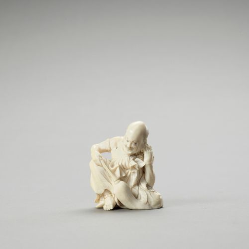 AN IVORY OKIMONO OF A RAKAN CLEANING HIS EAR 
日本明治时期(1868-1912)

雕刻的拉康坐着，一肩披着长袍，&hellip;