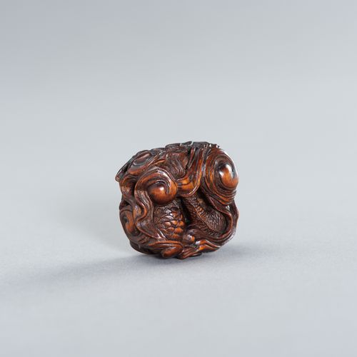 A FINE WOOD SQUARE MANJU NETSUKE WITH DRAGON MANJU NETSUKE EN BOIS CARRÉ AVEC DR&hellip;