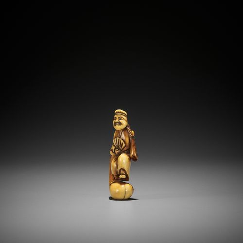 AN IVORY NETSUKE OF AN ACTOR IN THE ROLE OF HOTEI NETSUKE DE MARFIL DE UN ACTOR &hellip;