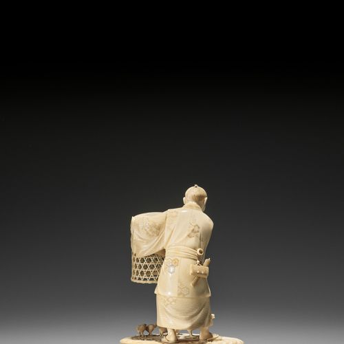 MUNEHIRO: AN IVORY OKIMONO OF A MAN WITH CHICKENS 文衡。一个男人和鸡的象牙OKIMONO
由Munehiro，&hellip;