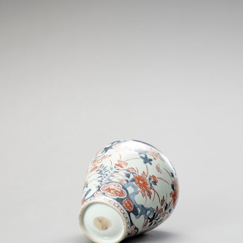 A ‘FLORAL’ IMARI PORCELAIN VASE 
日本江户时代(1615-1868)

栏杆形，釉下蓝、釉下铁红和金彩绘传统伊万里风格的花卉图案&hellip;