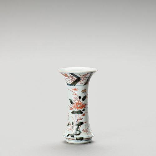 AN IMARI PORCELAIN BEAKER VASE VASE EN PORCELAINE IMARIJapon
, période Edo (1615&hellip;