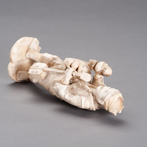 AN IVORY AND BONE OKIMONO OF A TOY SELLER 一个卖玩具的人的象牙和骨质OKIMONO
日本，明治时期（1868-1912&hellip;