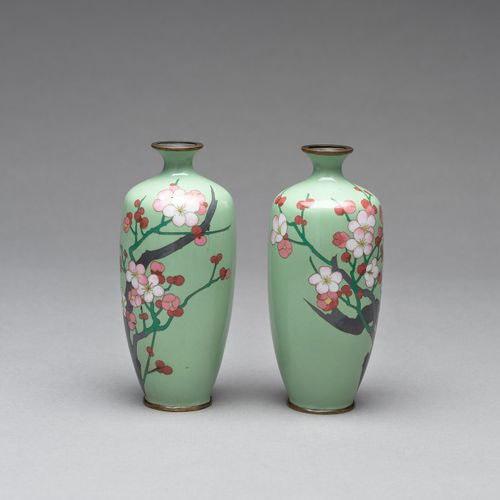 A PAIR OF CLOISONNÉ ENAMEL VASES 一对CLOISONNÉ珐琅彩花瓶
日本，明治时期（1868-1912）

每个花瓶都呈柱状，用&hellip;